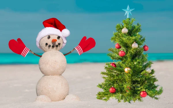 圣诞树和沙滩上的雪人装饰松树或冷杉树 圣诞快乐庆祝派对 背景是大西洋 佛罗里达州的寒假 冬日阳光明媚新年快乐 — 图库照片