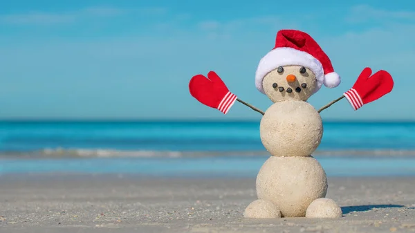 沙滩上的桑迪圣诞雪人 来自沙滩的雪人 圣诞快乐庆祝派对 背景是大西洋 佛罗里达州的寒假 冬日阳光明媚新年快乐 — 图库照片
