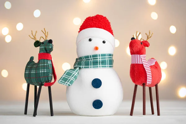 雪だるまや鹿やトナカイ クリスマスの飾り 白を基調としたライトボケ クリスマスのお祝いのための家の装飾 サンタレッドハットの雪だるま 冬の季節 高解像度写真 — ストック写真