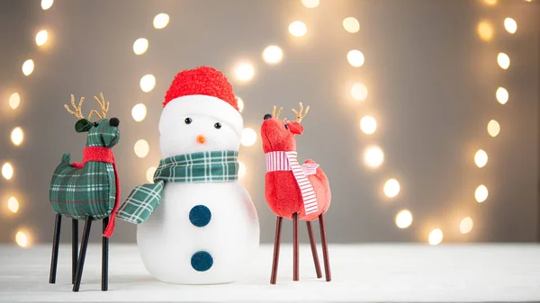 雪だるまや鹿やトナカイ クリスマスの飾り 白を基調としたライトボケ クリスマスのお祝いのための家の装飾 サンタレッドハットの雪だるま 冬の季節 高解像度写真 — ストック写真