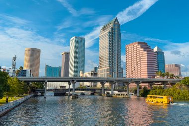 Tampa, Florida. Tampa FL 'in Panorama' sı. Hillsborough Nehri. Güzel bir şehir manzarası. Cam ve güçlendirilmiş beton bina ve ticari gökyüzü binaları. Amerika Birleşik Devletleri