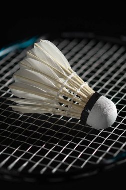 Badminton mekik siki ve raketi. Kaz tüyü horozlar. Yüksek Hız Badminton Kuşları. Büyük istikrar ve dayanıklılık. Profesyonel spor aletleri. Oyun bitti. Karanlık arka plan. Yüksek çözünürlüklü fotoğraf
