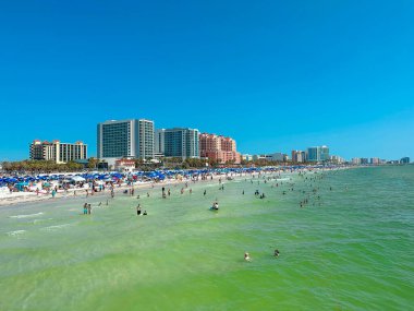 Clearwater Sahili Florida. Clearwater Beach FL 'in Panorama' sı. Florida 'da yaz tatili. Ada 'daki otel ve tatil köylerinin güzel manzarası. Amerika Birleşik Devletleri. Meksika Körfezi ABD