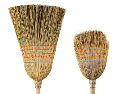 Süpürge. Mısırlı süpürge. Yeni ve eski kullanılmış bir tane. Profesyonel organik ahşap, ekstra büyük süpürge. Ev, bahçe ve ofis için temizlik malzemesi. Ticari işler, temizlik hizmeti.