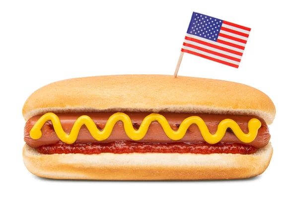 ホットドッグだ アメリカやアメリカの国旗を持つホットドッグ 豚肉や牛肉のソーセージと古典的なホットドッグパン ワイナーやフランクフルトとマスタード ケチャップ 7月4日独立記念日の愛国的ファストフード United States — ストック写真