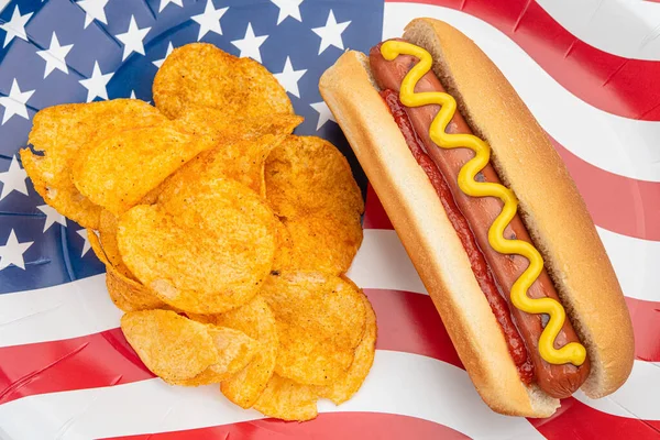 Hot Dog Hot Dog Bramborové Lupínky Talíři American Nebo Usa — Stock fotografie