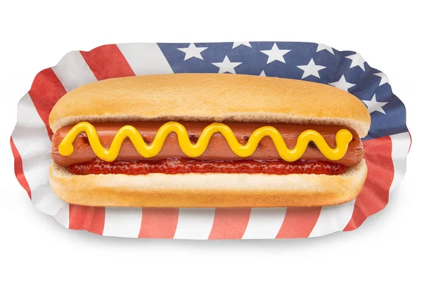 美国或美国国旗上的热狗 经典的热狗面包 配猪肉或牛肉香肠 香肠或乳酪和芥末 番茄酱 7月4日美国独立日的爱国快餐 — 图库照片