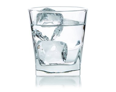 Bir bardak buzlu su. Soğuk su yazın susuzluğa iyi gelir. Küp şeklinde donmuş su. Alkol, kokteyl, votka için doğal veya gerçek buz küpleri. İzole edilmiş beyaz arkaplan.