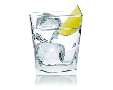 Bir bardak buzlu su ve taze limon dilimi. Soğuk limonata. Küp şeklinde donmuş su. Limonlu içecek, limonlu soda veya kokteyl için buz. Doğal ya da gerçek buz küpleri. Beyaz izole arkaplan