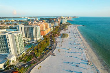 Florida mı? Clearwater Beach FL 'den Panorama. Florida 'da yaz tatili. Ada 'daki otel ve tatil köylerinin güzel manzarası. Gün batımı zamanı. Okyanus suyu. Amerikan Sahili. Meksika Körfezi kıyısında. Hava görünümü
