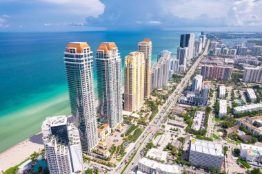 Sunny Isles Sahili Florida. Miami Beach FL 'in panoraması. Atlantik Okyanusu plajı. Güzel deniz manzarası. Deniz suyunun turkuaz rengi. Florida 'da yaz tatili. Adadaki Otel ve Resorts 'un hava görüntüsü