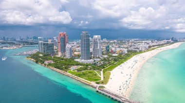 Miami mi? Miami Beach Florida 'da. Güney Miami Beach FL 'in panoraması. Atlantik Okyanusu. Güzel deniz manzarası. Deniz suyunun turkuaz rengi. Florida 'da yaz tatili. Adadaki Otel ve Resorts 'un hava görüntüsü