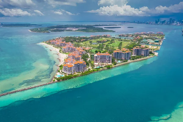 Miami mi? Miami Beach Florida 'da. Güney Miami Beach FL 'in panoraması. Atlantik Okyanusu. Güzel deniz manzarası. Deniz suyunun turkuaz rengi. Florida 'da yaz tatili. Adadaki Otel ve Resorts 'un hava görüntüsü