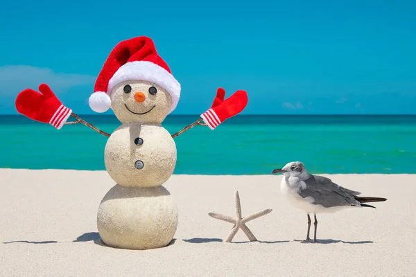 雪人桑迪 雪人在海滩上 圣诞雪人 戴着红色的圣诞老人帽和手套 笑笑雪人 迈阿密海滩佛罗里达 祝您新年快乐 圣诞节明信片 旅行情况 — 图库照片