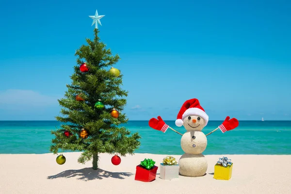 海滩上的圣诞树和雪人 雪人圣诞快乐 新年快乐 在佛罗里达州迈阿密海滩度假 装饰的圣诞树或冷杉树 热带自然 — 图库照片