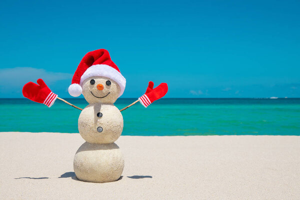 Снеговик. Снеговик в красной шляпе Санта-Клауса и рукавицах. С Рождеством и Новым годом. Сэнди Снеговик на пляже. Улыбающийся снеговик. Майами Бич Флорида. Празднование зимних праздников. Рождественские открытки