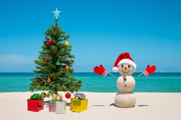 圣诞树和雪人 桑迪雪人在海滩上 圣诞快乐 新年快乐 笑雪人 庆祝寒假 在佛罗里达州迈阿密海滩度假 圣诞节明信片 热带自然 — 图库照片