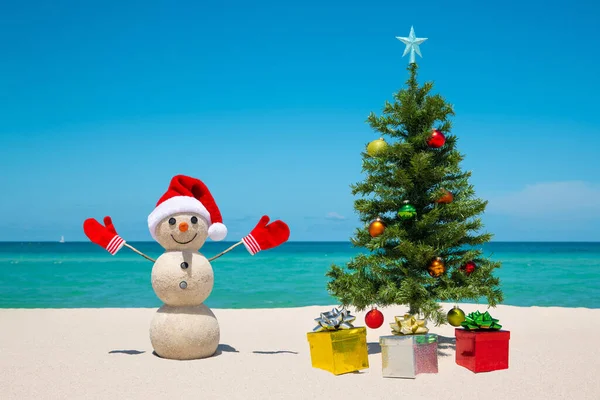 Weihnachtsbaum Und Schneemann Sandiger Schneemann Strand Frohe Weihnachten Frohes Neues — Stockfoto