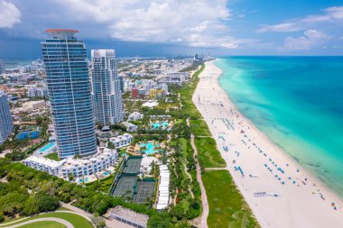 Miami mi? Miami Beach Florida 'da. Güney Miami Beach FL 'in panoraması. Atlantik Okyanusu. Güzel deniz manzarası. Deniz suyunun turkuaz rengi. Florida 'da yaz tatili. Adadaki Otel ve Resorts 'un hava görüntüsü