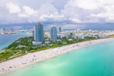 Miami mi? Miami Beach Florida 'da. Güney Miami Beach FL 'in panoraması. Atlantik Okyanusu. Güzel deniz manzarası. Deniz suyunun turkuaz rengi. Florida 'da yaz tatili. Adadaki Otel ve Resorts 'un hava görüntüsü