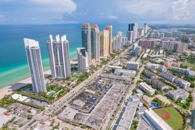 Sunny Isles Sahili Florida. Miami Beach FL 'in panoraması. Atlantik Okyanusu plajı. Güzel deniz manzarası. Deniz suyunun turkuaz rengi. Florida 'da yaz tatili. Adadaki Otel ve Resorts 'un hava görüntüsü