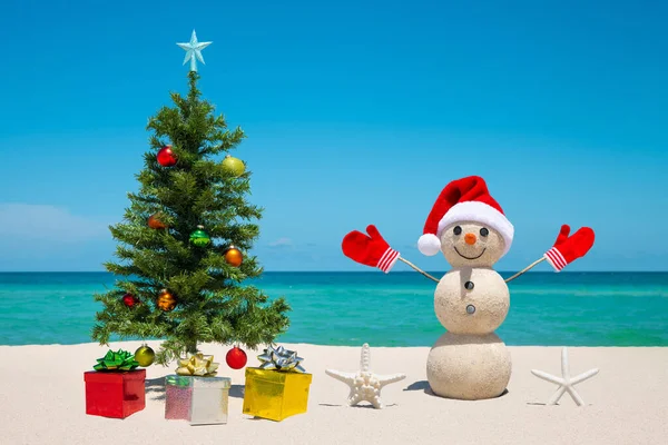 圣诞树和雪人 桑迪雪人在海滩上 圣诞快乐 新年快乐 笑雪人 送礼品盒庆祝寒假 在佛罗里达州迈阿密海滩度假 圣诞卡 — 图库照片