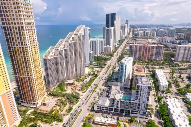 Sunny Isles Sahili Florida. Miami Beach FL 'in panoraması. Atlantik Okyanusu plajı. Güzel deniz manzarası. Deniz suyunun turkuaz rengi. Florida 'da yaz tatili. Adadaki Otel ve Resorts 'un hava görüntüsü