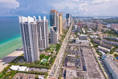 Sunny Isles Sahili Florida. Miami Beach FL 'in panoraması. Atlantik Okyanusu plajı. Güzel deniz manzarası. Deniz suyunun turkuaz rengi. Florida 'da yaz tatili. Adadaki Otel ve Resorts 'un hava görüntüsü