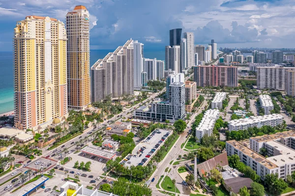 Sunny Isles Sahili Florida. Miami Beach FL 'in panoraması. Atlantik Okyanusu plajı. Güzel deniz manzarası. Deniz suyunun turkuaz rengi. Florida 'da yaz tatili. Adadaki Otel ve Resorts 'un hava görüntüsü