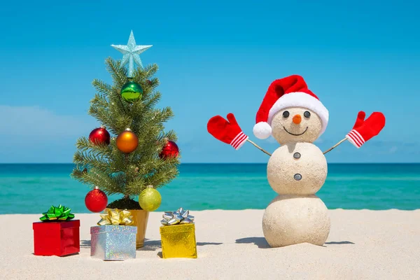 圣诞树和雪人 桑迪雪人在海滩上 圣诞快乐 新年快乐 笑雪人 送礼品盒庆祝寒假 在佛罗里达州迈阿密海滩度假 圣诞卡 — 图库照片