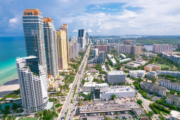 Sunny Isles Sahili Florida. Miami Beach FL 'in panoraması. Atlantik Okyanusu plajı. Güzel deniz manzarası. Deniz suyunun turkuaz rengi. Florida 'da yaz tatili. Adadaki Otel ve Resorts 'un hava görüntüsü