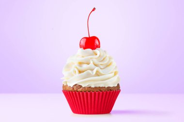 Çöreğim. Üstünde kiraz olan doğum günü pastası. Kırmızı bardak çizgileri. Doğum günün kutlu olsun. Lezzetli kek, kek ya da kremalı kek, krema. Fırın, şekerleme. Mor arkaplan