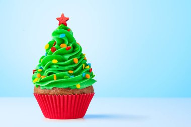 Çöreğim. Üzerinde yıldız olan Noel Ağacı keki. Kırmızı bardak çizgileri. Mutlu noeller. Lezzetli kek, kek ya da yeşil kremalı kek, krema ve renkli şekerleme. Fırın, şekerleme.. 