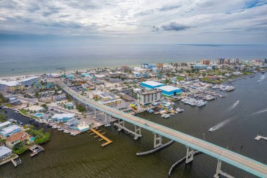 Kasırga. Kasırgadan sonra Florida. Sahil, evler, oteller tamamen yıkıldı. Kasırga mevsimi tehlikelidir. Tropikal doğa. Meksika Körfezi. Fort Myers Beach FL 'de. Ian veya Idalia. Tropik fırtına.