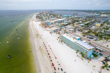 Fort Myers Beach FL 'den Panorama. Kasırgadan sonra Florida. Sahil, evler, oteller tamamen yıkıldı. Kasırga mevsimi tehlikelidir. Tropikal doğa. Meksika Körfezi. Ian veya Idalia. Tropik fırtına.