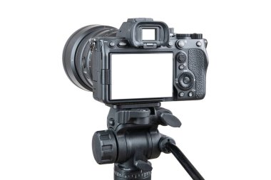Fotoğraf makinesi. Tripoda dijital ya da DSR kamera var. Film projesi için fotoğrafçı ya da kameraman stüdyosu. Profesyonel blogcu, televizyon ekipmanı. Kamera, ekran, lens. İzole edilmiş arkaplan