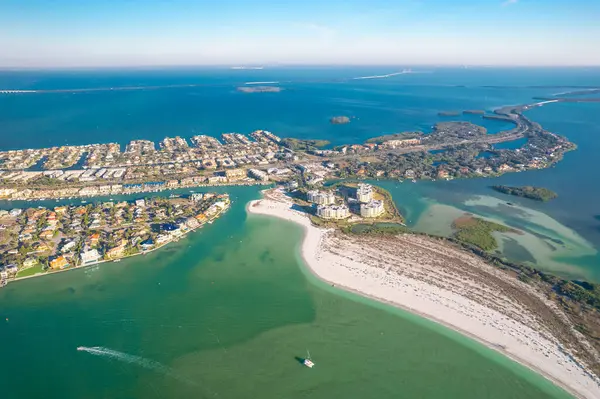 Florida mı? Florida Plajları. Bahar tatili ya da Amerika 'da yaz tatili. Tropikal doğa. Güzel okyanus manzarası. Amerika Birleşik Devletleri. Okyanus plajı, oteller ve oteller. Meksika Körfezi kıyısı