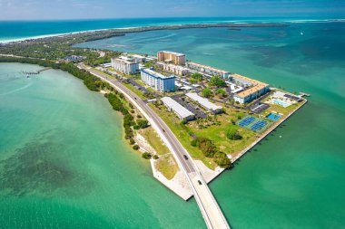 Florida mı? Adanın plajı. Balayı Panoraması, Caladesi Adası Eyalet Parkı FL. Dunedin Geçidi. Yaz tatili. Tuzlu suyun turkuaz rengi. Okyanus, Meksika Körfezi. Tropikal Doğa. Hava Havası