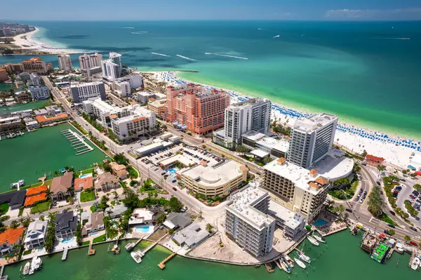 Florida plajları. Clearwater Sahili Florida. Şehrin Panorama 'sı. Bahar ya da yaz tatili. Ada 'daki otel ve tatil köylerinin manzarası çok güzel. Okyanus suyunun mavi rengi. Amerikan Sahili. Meksika Körfezi kıyısı