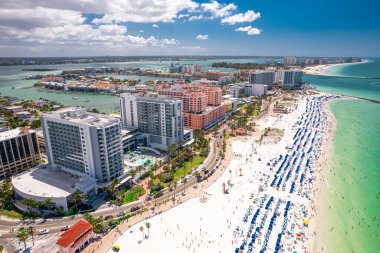 Clearwater Sahili Florida. Florida plajları. Şehrin Panorama 'sı. Bahar ya da yaz tatili. Ada 'daki otel ve tatil köylerinin manzarası çok güzel. Okyanus suyunun mavi rengi. Amerikan Sahili. Meksika Körfezi kıyısı