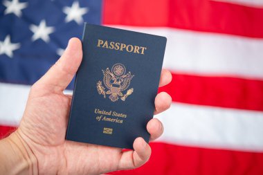 Amerikan pasaportu. Vatandaşlık, vatandaşlık. Amerika Birleşik Devletleri. Yeşil Kart 'tan sonra kimlik kartı pasaportu al. Kimlik belgeleri. Göçmen bürosu. ABD Büyükelçiliği. Visa için pasaport. Amerikan bayrağı