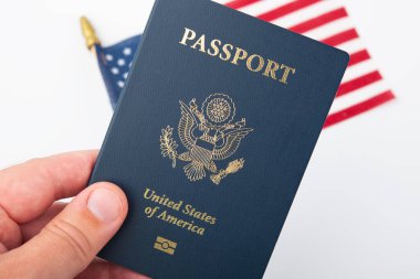 Amerikan pasaportu. Vatandaşlık, vatandaşlık. Amerika Birleşik Devletleri. Yeşil Kart 'tan sonra kimlik kartı pasaportu al. Kimlik belgeleri. Göçmen bürosu. ABD Büyükelçiliği. Visa için pasaport. Amerikan bayrağı