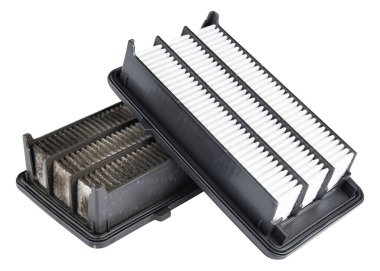 Araba motoru hava filtresi. Yepyeni, eski, kirli hava filtresinin yerine yenisini tak. Araba hava temizleme yedek parçaları. Araba motorunu koru. Yedek parça mağazası. Yüksek kalite fotoğraf. Otomobil tamircisi. İzole edilmiş arkaplan. 