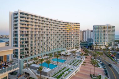 Clearwater Sahili Florida. Şehrin Panorama 'sı. Ada 'daki otel ve tatil köyleri. Florida 'da yaz tatili. Bahar tatili. Gün batımı zamanı. Güzel manzara. Meksika Körfezi ya da Amerika Körfezi. Hava görünümü