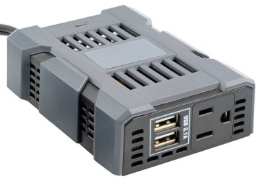 Araba, güç çevirici. 100, 120 Watt sürekli 240 Watt. Güç çevirici. İki evrensel USB portu telefon, mobil cihazlar ve aksesuarlar için 5 Volt 3.1 Amper paylaştı. 12 Volt puro dolgusu. DC soketi
