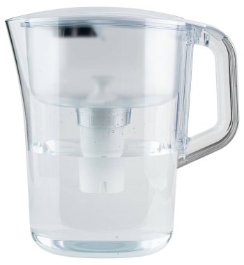 Su filtresi sürahisi. Temiz plastik cam sürahi. Su arıtma sistemi. Daha temiz ve lezzetli bir su. Filtre ağır metalleri, kloru, cıvayı, bakırı, kadmiyumu azaltır. İçelim. İzole edilmiş beyaz arkaplan