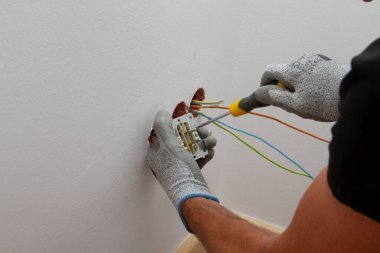 Elektrik prizi kurulumu hakkında iş.