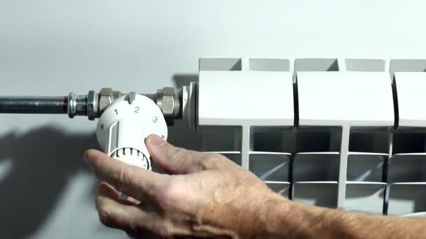 ラジエーターの温度ノブを持つ男 — ストック動画