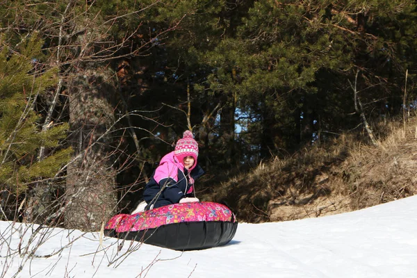 Dziecko Jeździ Sankach Zimą Dziewczyna Pięknych Zimowych Ubraniach Jeździ Zimą — Zdjęcie stockowe