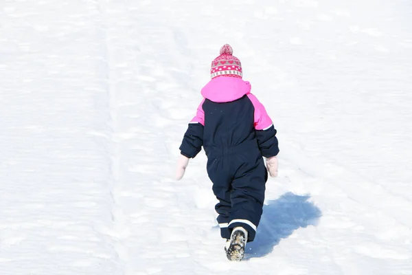 아이는 겨울에 썰매를 아름다운 소녀가 겨울에 다닌다 — 스톡 사진